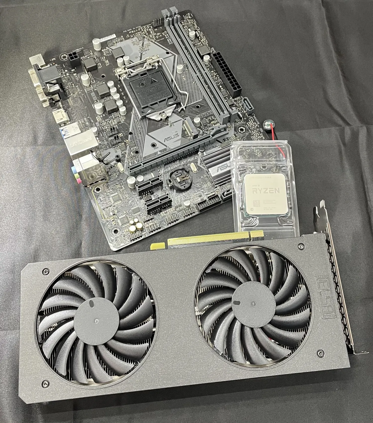 ゲーミングPCパーツ（GPU・CPU・マザーボード）の集合写真
