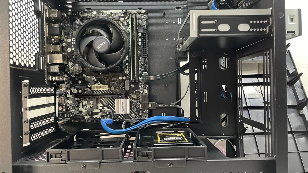 ゲーミングPCケース内部・パーツが見える状態の写真