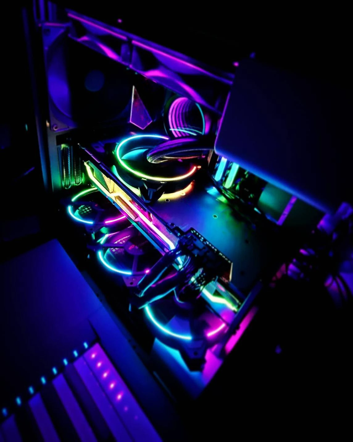 ゲーミングPC本体（LED点灯）の写真